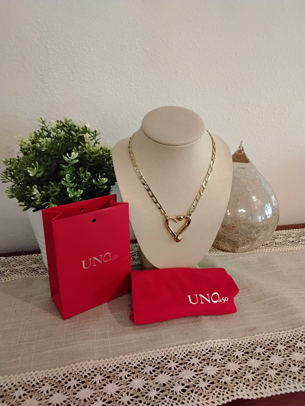 Beautiful UNO de 50 Gold Heart Pendant Necklace - Gold - Picture 3 of 7